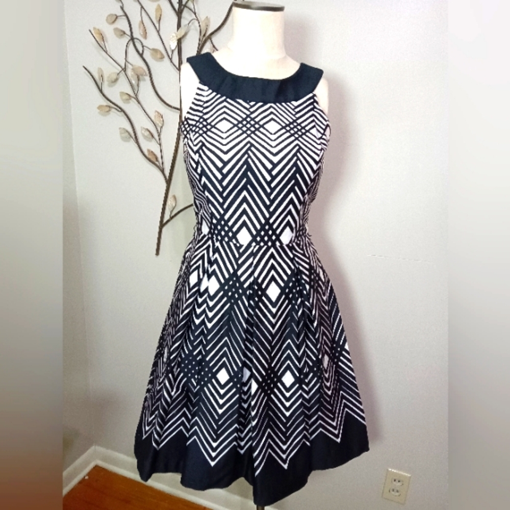 ✨Wow! WHITE HOUSE BLACK MARKET Dress Chevron Stripe Yoke Collar Full Skirt Sz 4